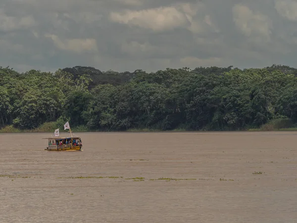 Човен Огортає Безконечну Воду Амазонки — стокове фото
