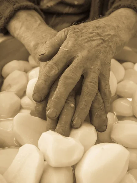 Old Hands Peeling Potatoes — Stock Photo, Image