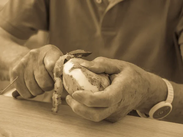 Old Hands Peeling Potatoes — Photo