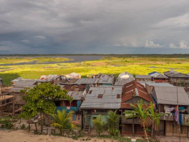 Iquitos, Peru- 27 Mart 2018: günbatımı. Yüzen evler ve Iquitos, Loreto, Peru 'nun fakir bir bölgesinde Itaya nehri manzarası. Amazon