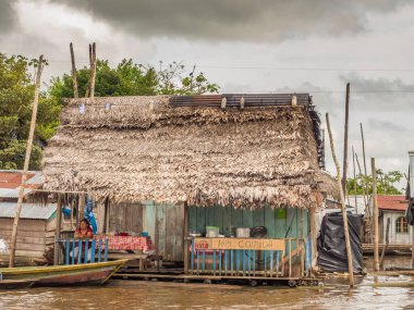 Belen, Peru - 27 Mart 2018: Iquitos-Belen 'in en fakir bölgesi olan Itaya Nehri' nin taşkın ovasındaki yüzer evdeki restoran. Latin Amerika 'nın Venedik' i. Loreto bölgesi, Maynas ili. Amazon. Latin Amerika Venedik,