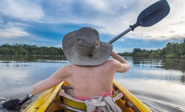 Tungurunda, Brezilya - 8 Mayıs 2016: sular altında ormanda ağaçların arasında Kayak genç kadın
