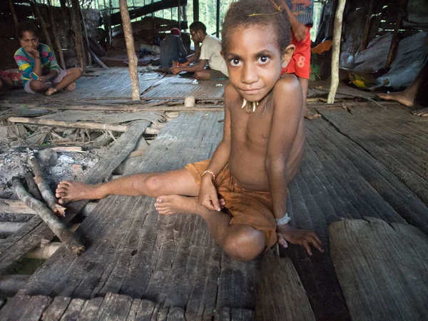 Jungle Indonesia January 2015 Small Boy Korowai Tribe Wooden House — Foto de Stock