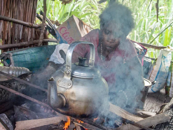 Jungle Indonesia January 2015 Woman Korowai Tribe Preparing Food Fire — Stock Photo, Image