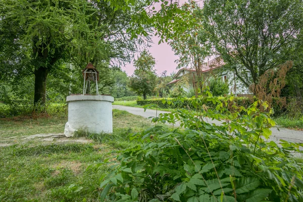 Stara Kamienna Studnia Wodna Wiatrem Korbą Polskiej Wiosce Beskidzie Niskim — Zdjęcie stockowe