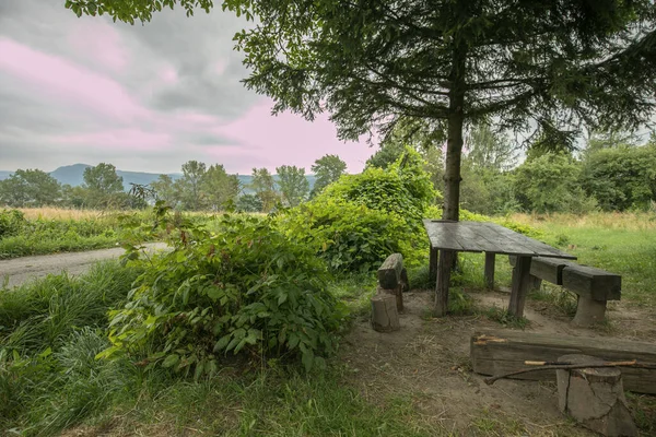 Piknik Asztal Turistaút Hegyi Menedék Közelében Lengyel Faluban Low Beskids — Stock Fotó