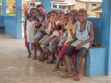 Namasan, Endonezya - 11 Şubat 2018: Endonezyalı çocuklar Batı Papua, Endonezya 'daki Samll Village Namasan' da kameraya doğru ilerliyorlar