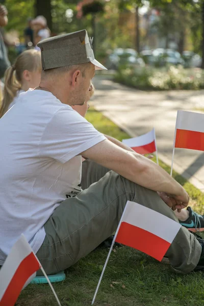 Muž Sedící Trávě Bílými Červenými Vlajkami Během Výročí Varšavského Povstání — Stock fotografie