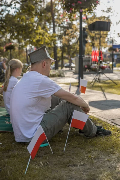 Family Sitting Grass White Red Polish Flags Anniversary Warsaw Uprising — Stock Photo, Image