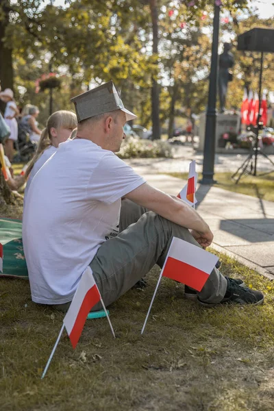 Family Sitting Grass White Red Polish Flags Anniversary Warsaw Uprising — Stockfoto