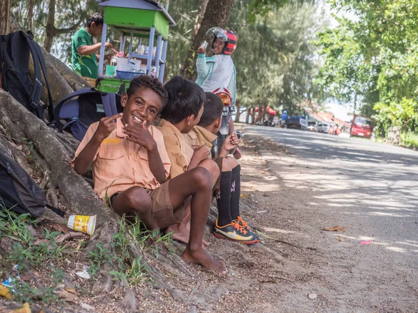 Kaimana Indonesia February 2018 Group Indonesian Children Brown Uniform Siting — Zdjęcie stockowe