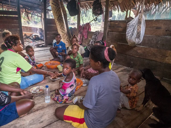 印度尼西亚Kensi 2018年2月6日 印度尼西亚Mairasi部落的一群人在印度尼西亚西巴布亚Kensi村的木屋里吃饭 — 图库照片