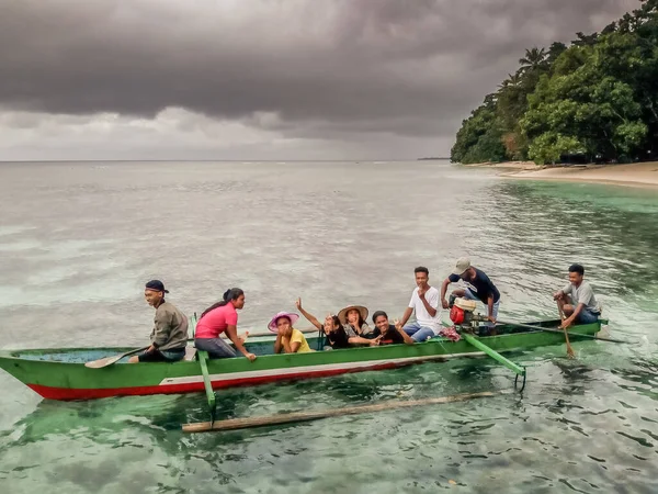 Ora Beach Indonesia February 2018 Local Young People Small Boat — 图库照片