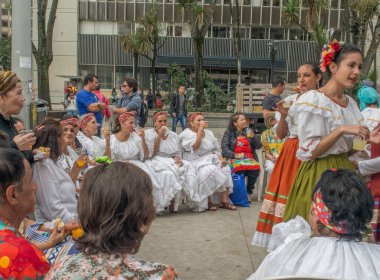 Bogota, Kolombiya - 09 Eylül 2017: Geleneksel kıyafetleri olan Kolombiyalı halk dansları grubu