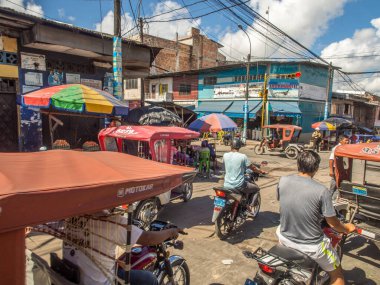 Iquitos, Peru - 14 Mayıs 2016: çeşitli rickshaws bir sokakta küçük bir kasaba.