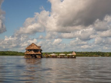 Iquitos, Peru - 16 Mayıs 2016: Seçkin Restoran Amazon nehri Merkezi.