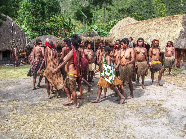 Wamena Indonesien Januar 2015 Dani Stammesfrauen Tanzen Vor Ihrem Haus — Stockfoto