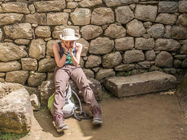 Machu Picchu Peru Května 2026 Velmi Unavený Turista Sedí Starobylém — Stock fotografie