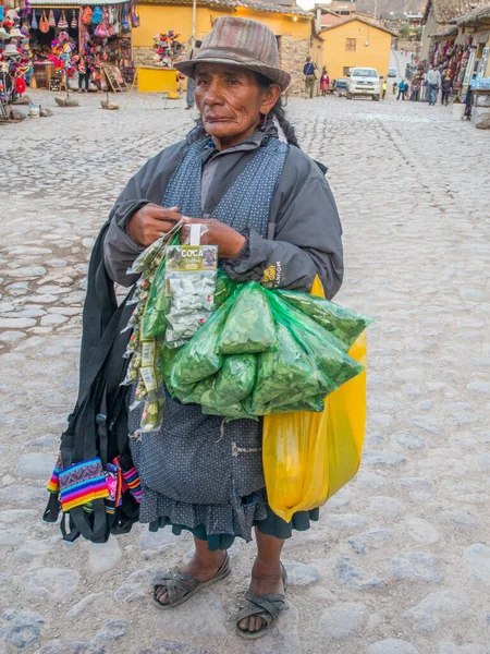 Ollantaytambo Peru May 2016 Woman Selling Coca Leaves Other Coca — Stock Photo, Image