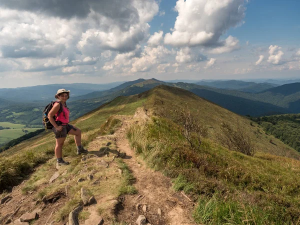 Woman Trekking Trail Polonina Carynska Bieszczady Mountains Poland Europe Podkarpackie — Stock Photo, Image