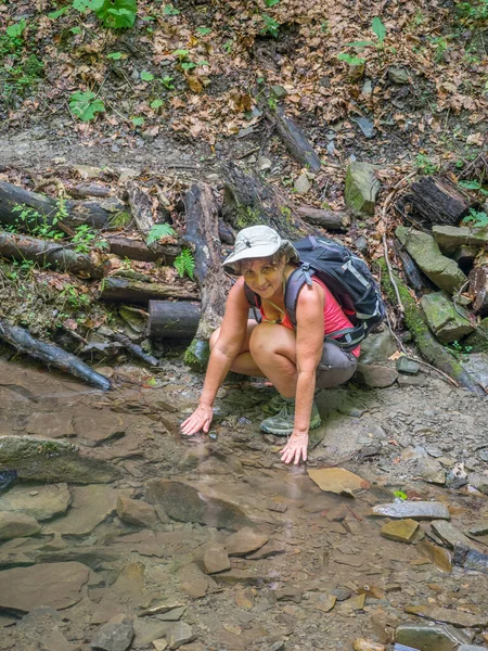 Woman Trekking Trail Polonina Carynska Bieszczady Mountains Poland Europe Podkarpackie — Zdjęcie stockowe