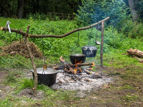 Gotowanie Posiłku Ognisku Metalowych Naczyniach Podczas Wycieczki Kajakowej — Zdjęcie stockowe