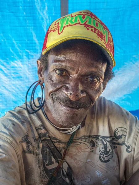 stock image Jungle, Indonesia - January 14, 2015: Portrait of black man from Korowai tribe smiling to the camera.