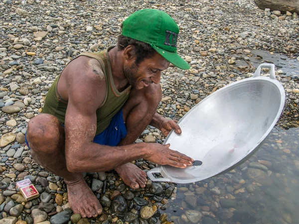 Jungle Indonesia January 2015 Man Korowaya Tribe Washing Out Gold — Stock Photo, Image