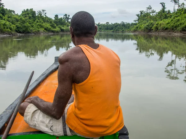 Jungle Indonesia January 2015 Locals Pulling Boat Out Water Shore — Stock Photo, Image