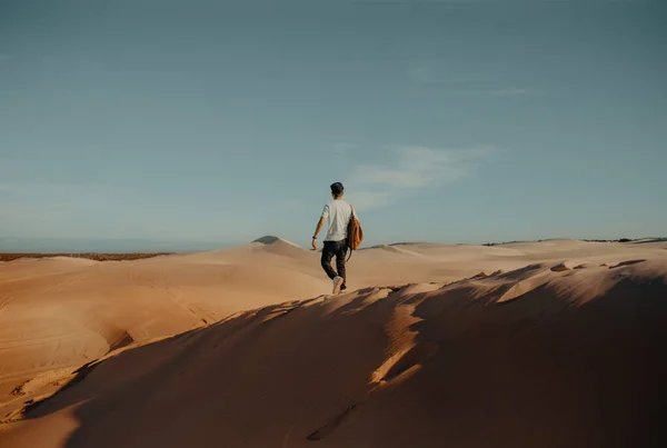 Sırt Çantası Kumda Devesi Olan Çölde Bir Adam — Stok fotoğraf