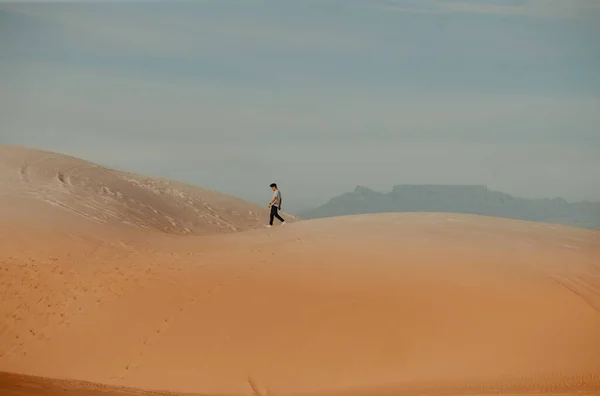 Kumsalda Sırt Çantalı Bir Adam — Stok fotoğraf