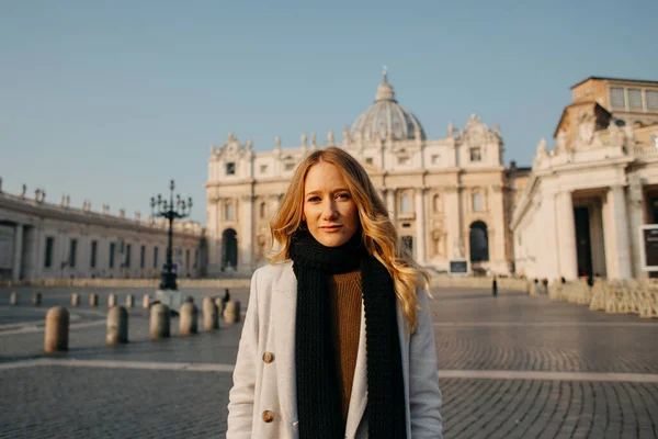 Young Blonde Woman Exploring Streets Europe — 스톡 사진