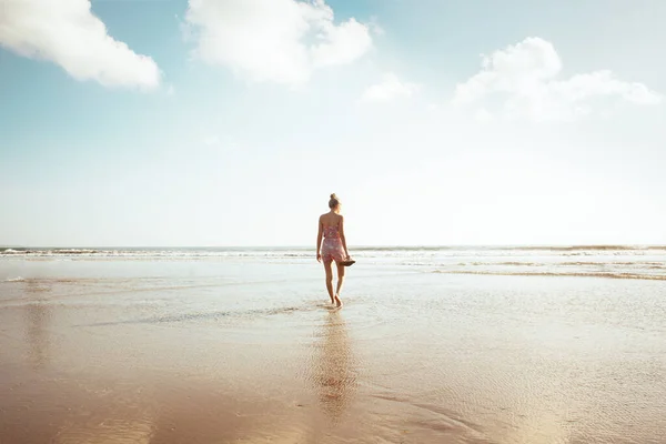 Jeune Femme Marchant Sur Plage — Photo