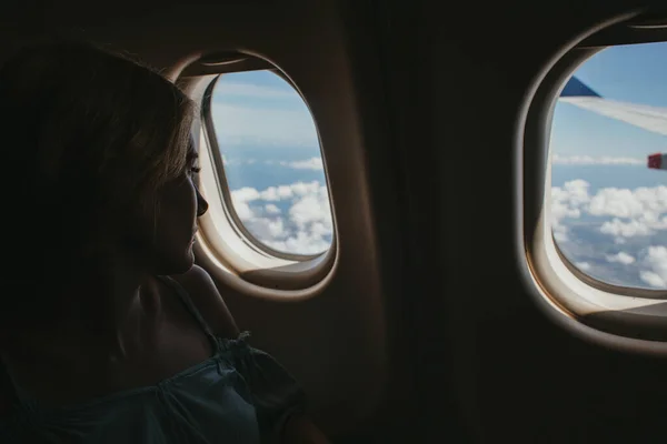 Wanita Pirang Muda Melihat Keluar Jendela Pesawat Saat Bepergian — Stok Foto