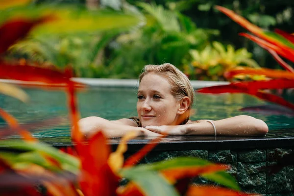 Young Woman Relaxing Pool Edge Bali — Stok Foto