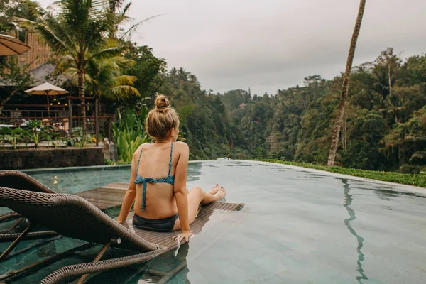 Young Woman Relaxing Pool Edge Bali — 图库照片