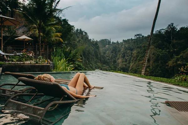 Young Woman Relaxing Pool Edge Bali — 스톡 사진