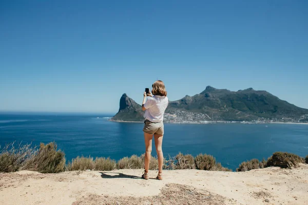 Young Woman Chapman Peak Clear Blue Sky Day — Stok Foto