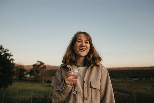 Potret Seorang Wanita Muda Dengan Segelas Anggur — Stok Foto