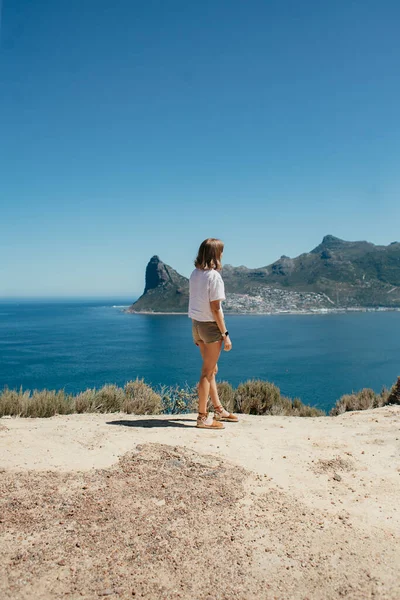 Young Woman Chapman Peak Clear Blue Sky Day — 图库照片