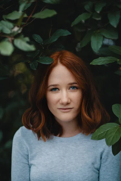 Potret Seorang Wanita Muda Yang Cantik Taman — Stok Foto