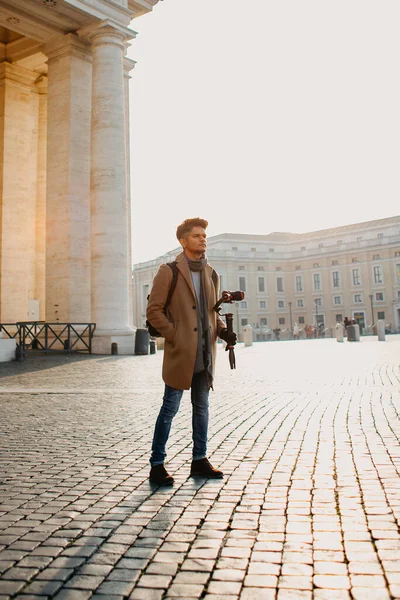 Jeune Homme Avec Sac Dos Marchant Dans Rue Image En Vente