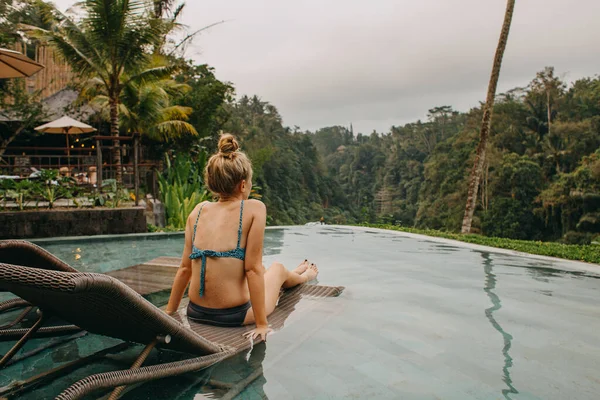 Jeune Femme Relaxant Bord Piscine Bali Image En Vente