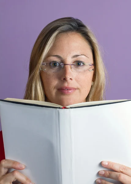 Mulher lendo um livro capa branca — Fotografia de Stock