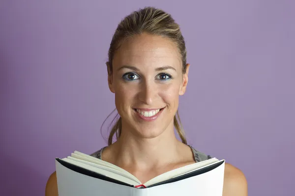 Mulher livro de leitura feliz — Fotografia de Stock