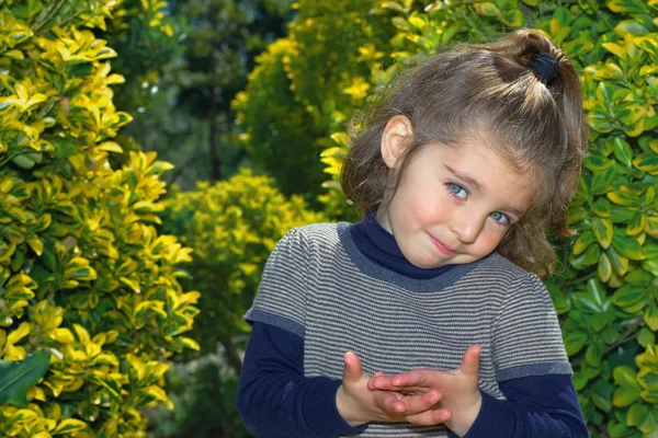 Kleines Mädchen im Garten — Stockfoto