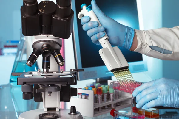 Scientific pipetting plate — Stock Photo, Image