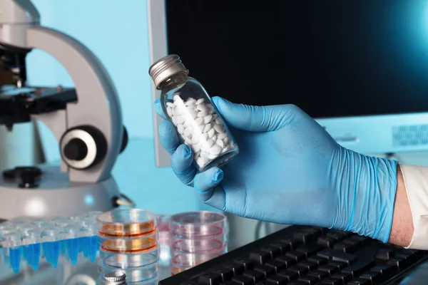 Hand mit einer Flasche Tabletten — Stockfoto