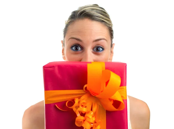 Glückliche Frau mit einem Geschenk — Stockfoto