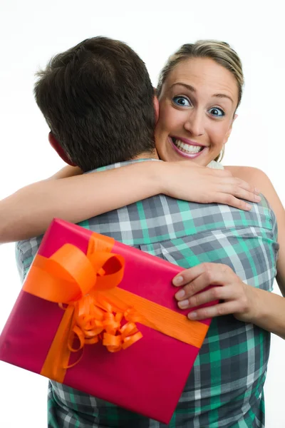 Junges lässiges Paar mit Geschenk — Stockfoto
